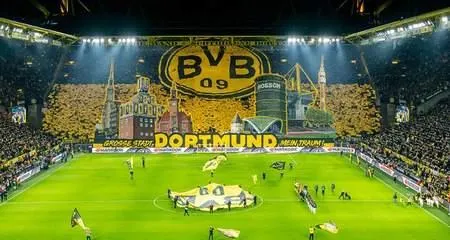 多特蒙德球迷如何与俱乐部配合形成巨型BVB队徽？